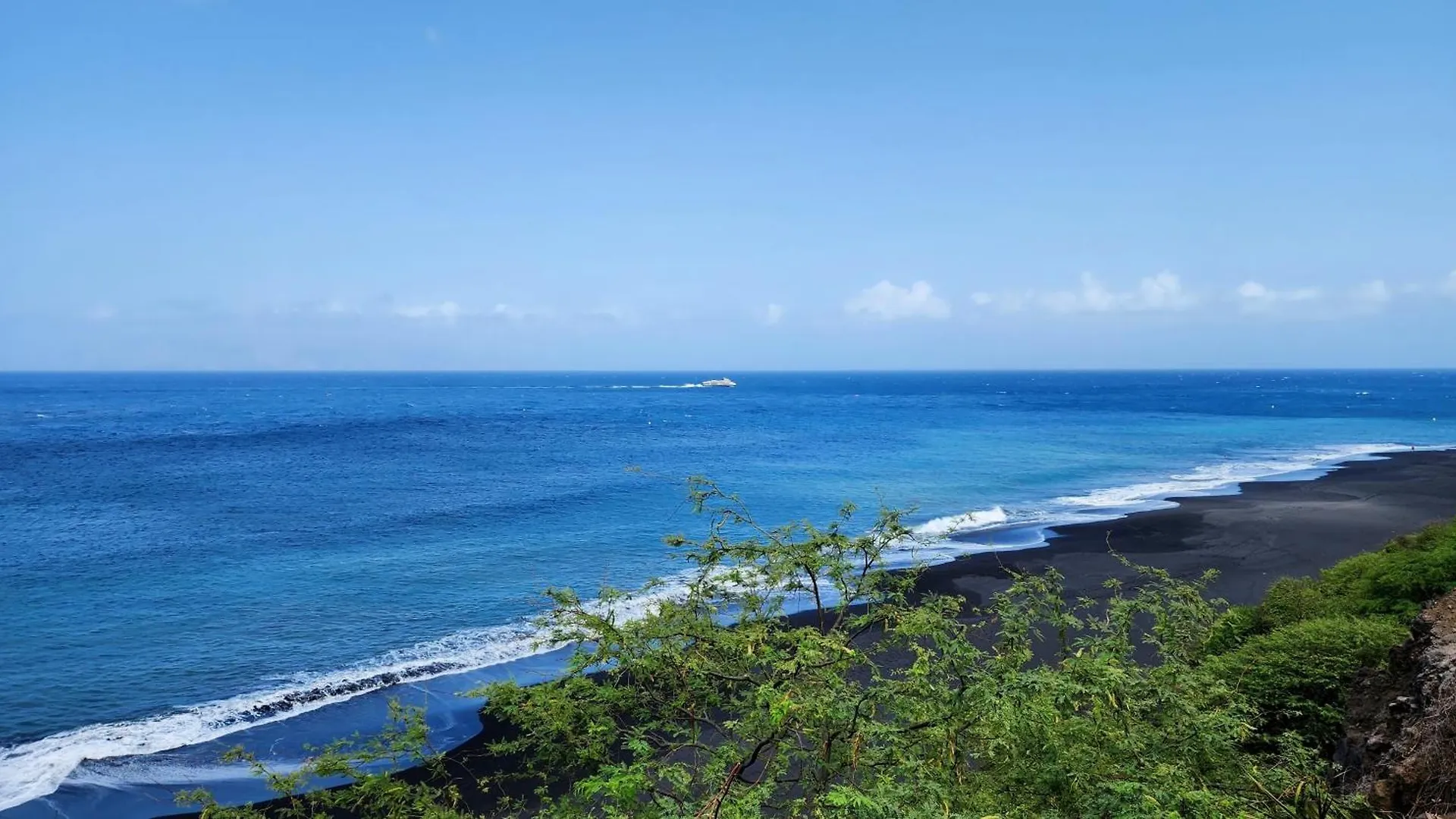 Casinha Nova - Cozy Home With Kitchen, King Bed, Ac, Wifi, City & Ocean View Sao Filipe Cape Verde