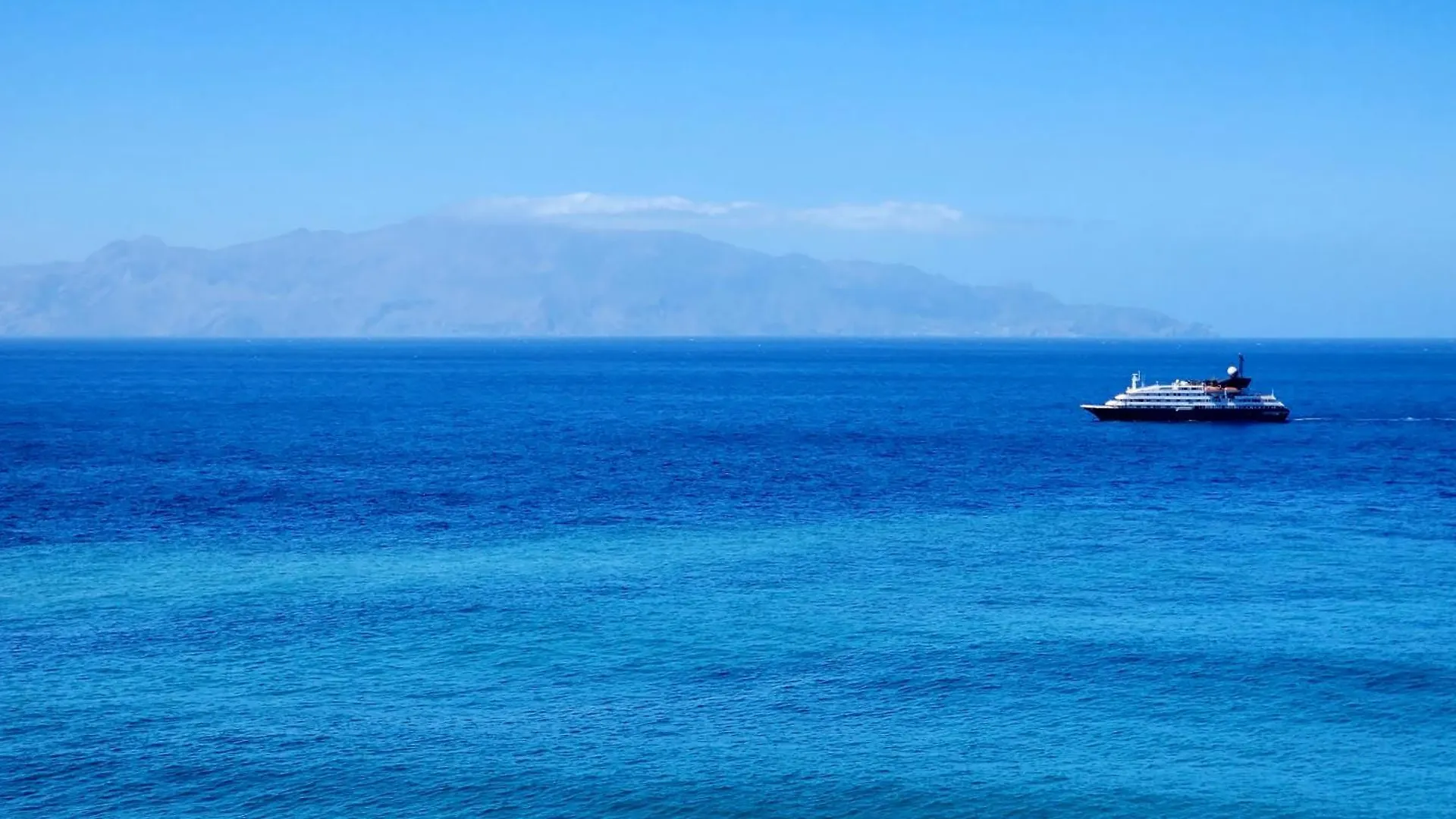 Casinha Nova - Cozy Home With Kitchen, King Bed, Ac, Wifi, City & Ocean View Sao Filipe 0*,  Cape Verde