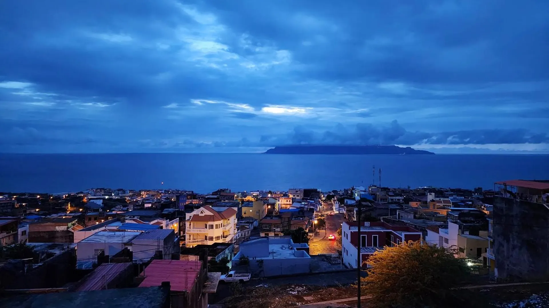 Casinha Nova - Cozy Home With Kitchen, King Bed, Ac, Wifi, City & Ocean View Sao Filipe Cape Verde